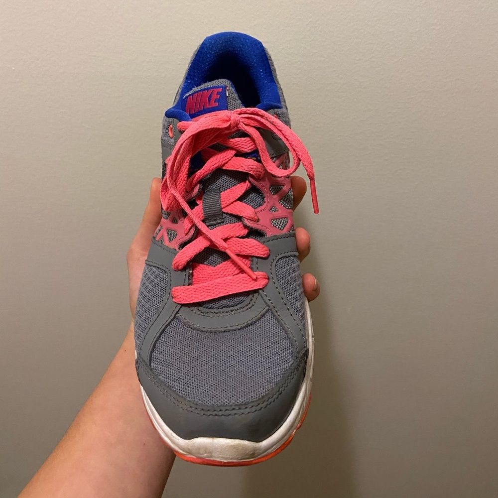 nike tennis shoes - Picture 2 of 8